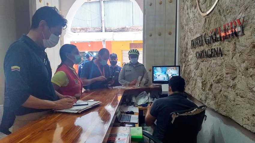 Funcionarios del Estado y Policía de Turismo verificando un hotel en Cartagena.