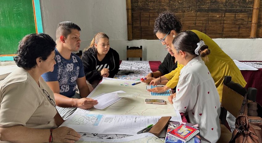 Equipos reunidos implementando la herramienta de la UNESCO