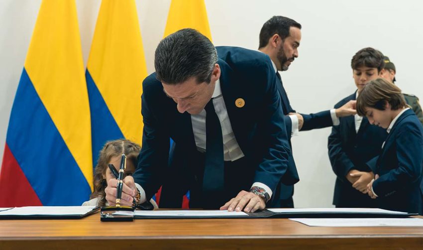 Mauricio Gómez Amín, ministro de Comercio, Industria y Turismo, firmando su documento de posesión sobre mesa.