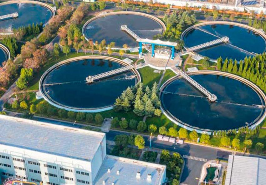 Foto desde arriba de un parque eco-industrial, con grandes tanques de agua.