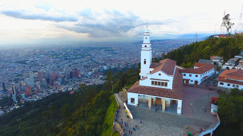 Foto: Monserrate, la tierra de Bogotá. Eduardo Andrés Camacho Castilo. Monserrate desde un drone, Cundinamarca