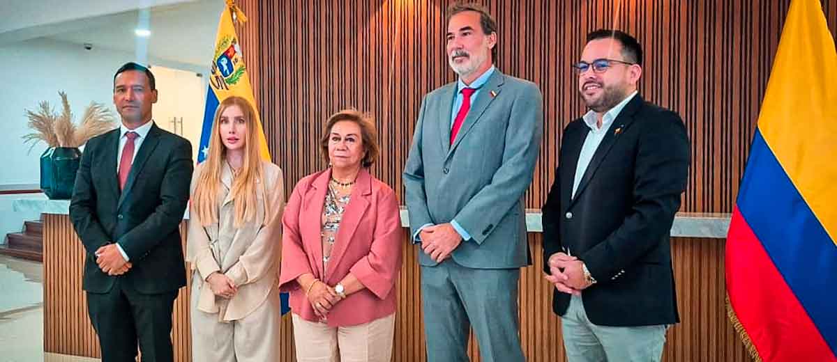 Descripción imagen: Ministra Diana Morales junto a diplomáticos de Venezuela y Colombia.