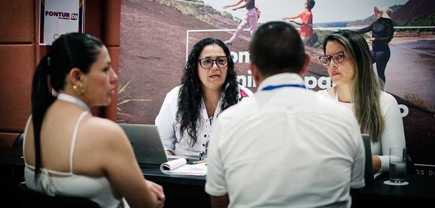 Cuatro personas hablando, como en forma de asesoría.