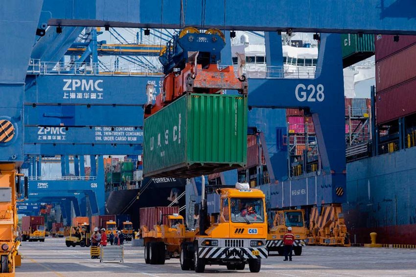 Camión en puerto exportando e importando mercancías.