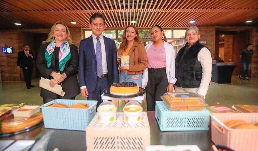 Ministro Luis Carlos Reyes junto a cuatro mujeres emprendedoras.