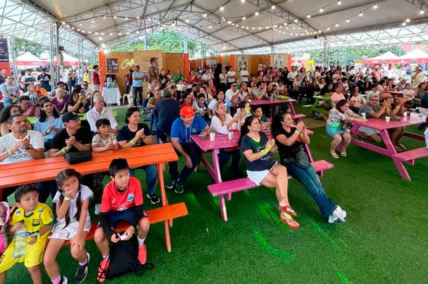 Personas mirando hacia el escenario y aplaudiendo.