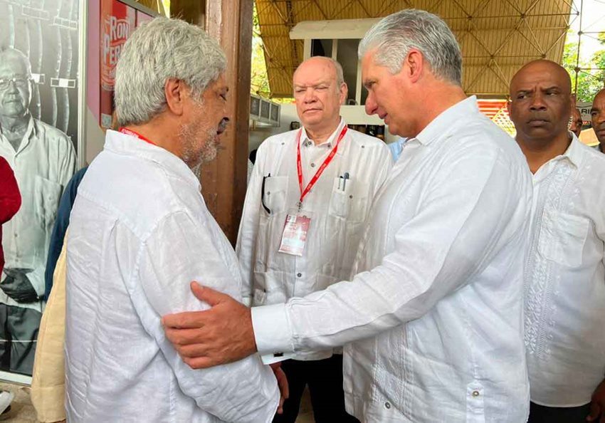 Ministro de Comercio, Industria y Turismo, Germán Umaña, saludando al presidente de Cuba, Miguel Díaz-Canel.