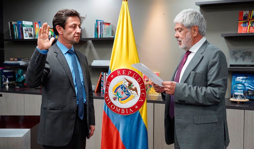 Luis Felipe Quintero posesionándose ante el ministro Germán Umaña como nuevo Viceministro de Comercio Exterior