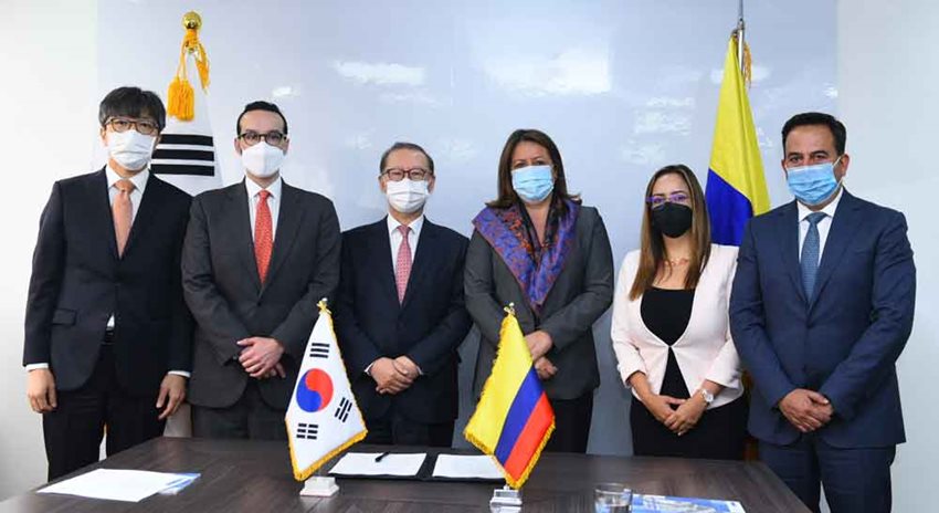 Funcionarios del Gobierno colombiano y coreano firmando cooperación para industria colombiana de astilleros.