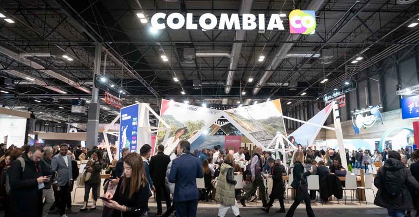 Personas caminando por un salón de feria.