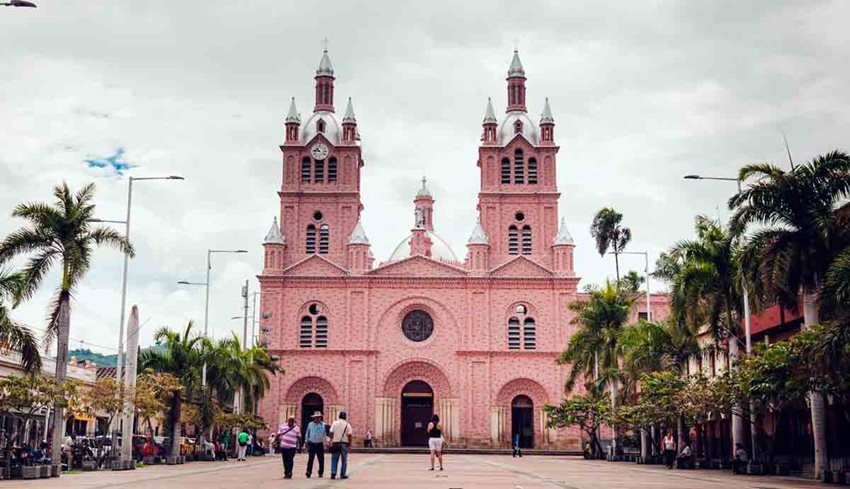 Fachada de una iglesia en medio del parque principal.