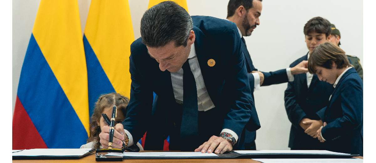 Descripción imagen: Mauricio Gómez Amín, ministro de Comercio, Industria y Turismo, firmando su documento de posesión sobre mesa.