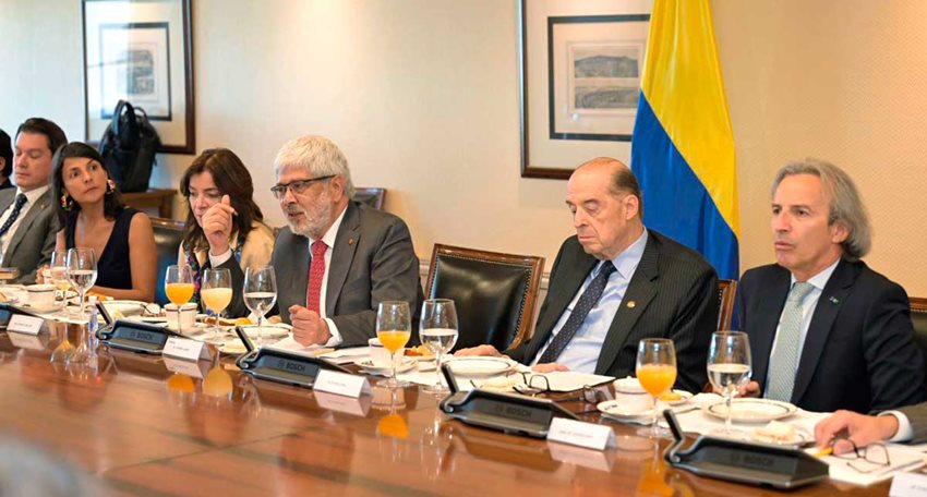 El ministro Germán Umaña y otros representantes del gobierno colombiano sentados durante el evento.