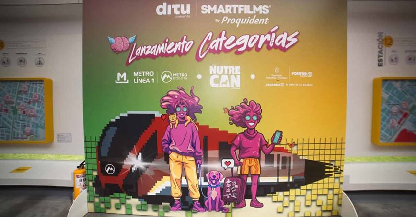 Diseño, estilo cómic, dos dos jóvenes sosteniendo un perro, celular, gato y maleta, con un tren detrás.