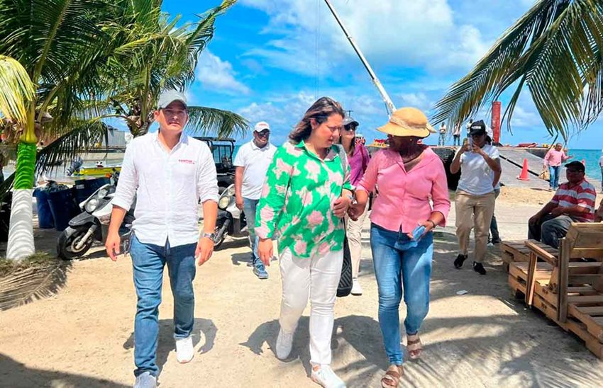 Ministra María Ximena Lombana caminando por playa de San Andrés, junto a Irvin Pérez, presidente de Fontur.