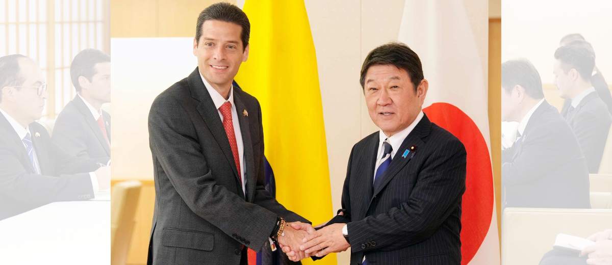 Descripción imagen: Ministro Mauricio Gómez dándose la mano con el ministro japonés Toshimitsu Motegi, mientras les toman una foto.