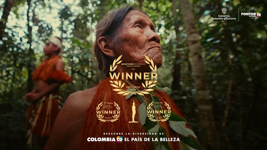 Imagen de indígena en medio de la selva colombiana.