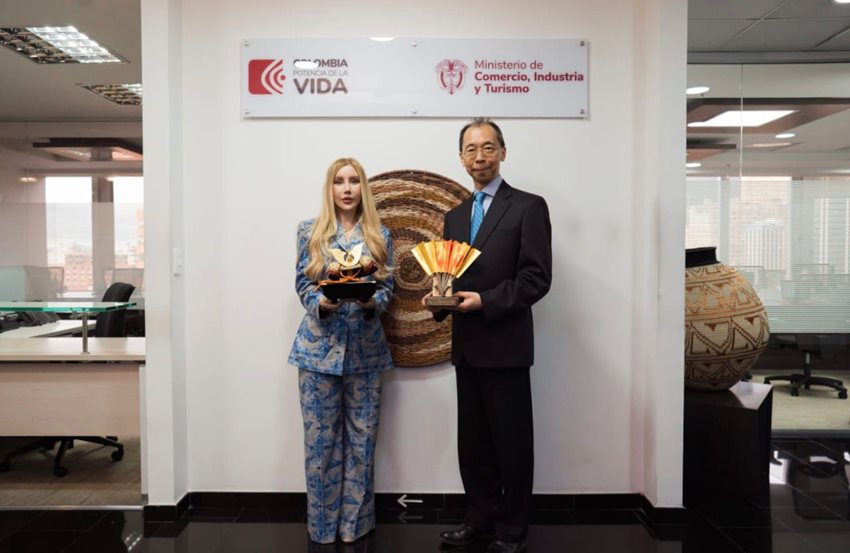 Ministra Diana Morales recibiendo reconocimiento en Japón
