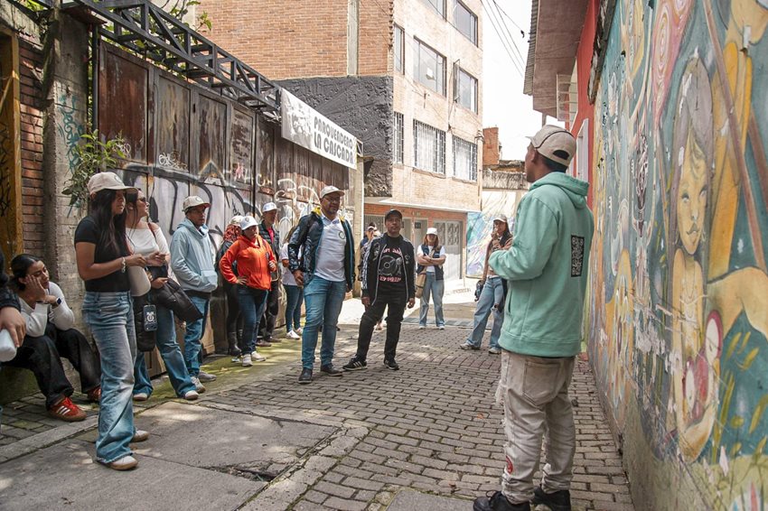 personas en calle de turismo