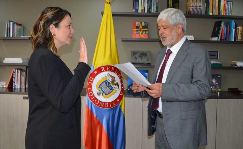 María Fernanda Valdés posesionándose ante el ministro Germán Umaña como Viceministra de Desarrollo Empresarial