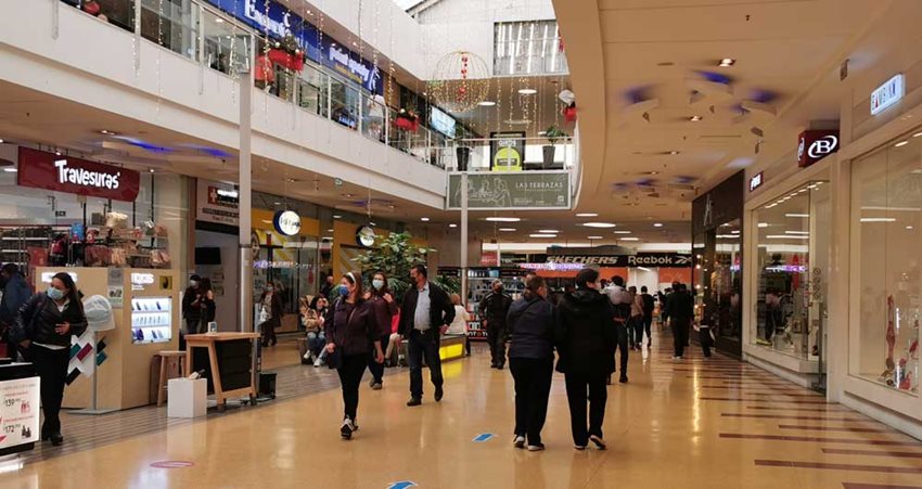 Personas en centro comercial comprando productos durante el tercer día sin IVA 2021.