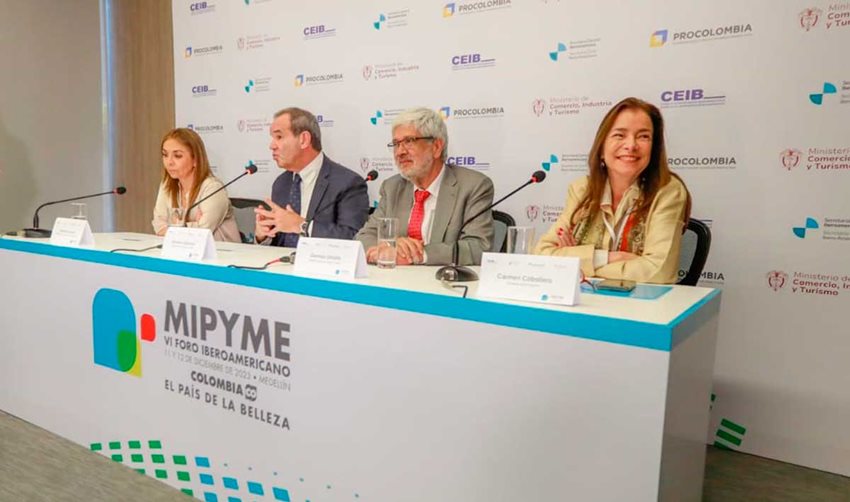 Dos mujeres y dos hombres sentados dando una rueda de prensa.