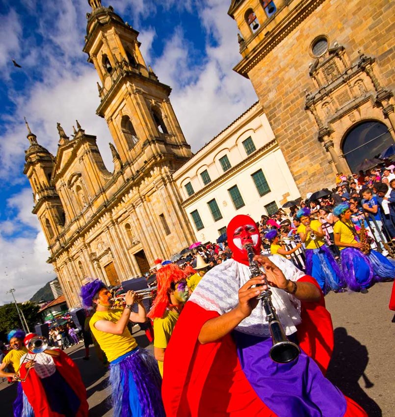 Personas tocando instrumentos en medio de un carnaval. Crédito foto: William Bello, Revela Colombia 2011.