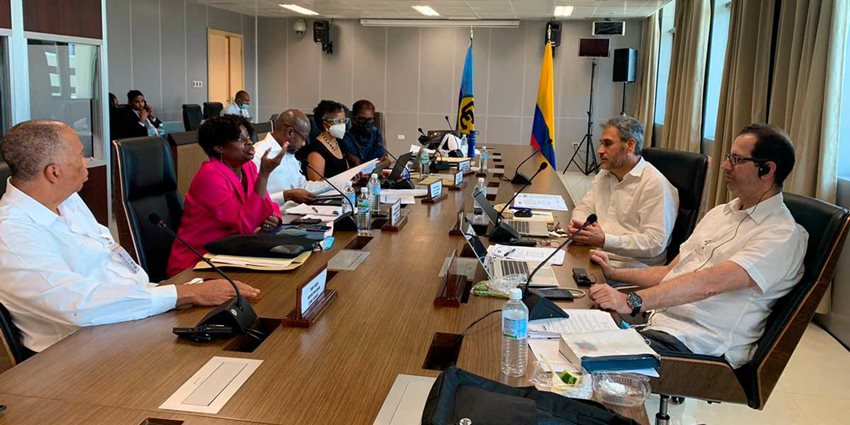 Personas reunidas en sala de juntas.