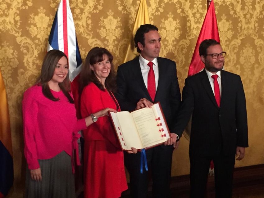 Foto Archivo. Firma del Acuerdo con el Reino Unido, 15 de mayo de 2019.