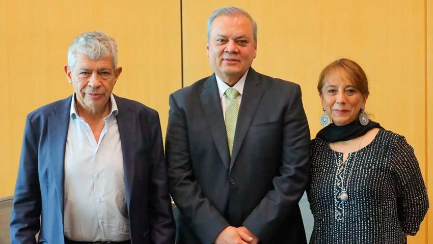 Viceministra de Desarrollo Empresarial, Soraya Caro, posando para la foto junto con funcionarios del Gobierno.