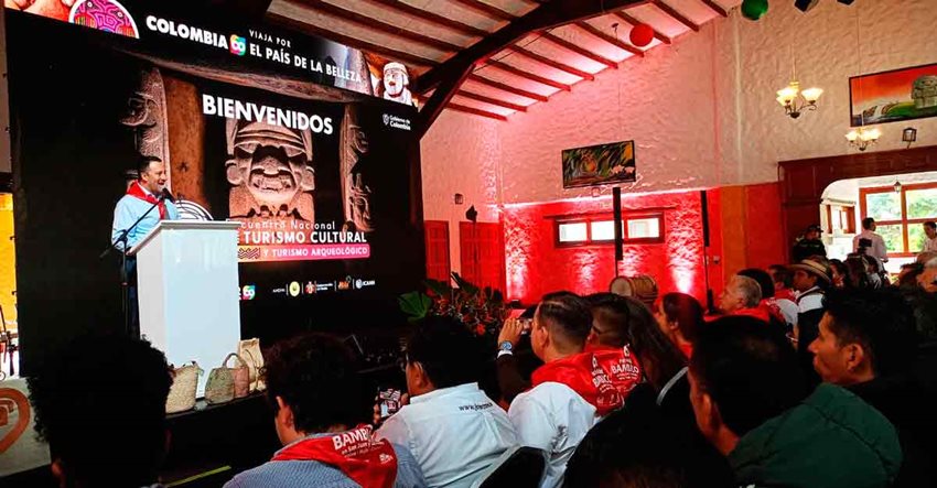 Viceministro de Turismo, Arturo Bravo, hablando desde el escenario a las personas que están en el auditorio.