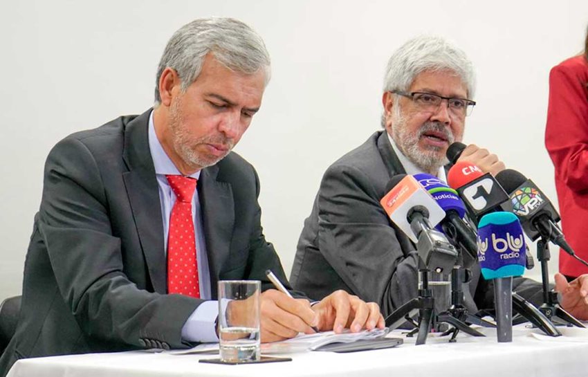 Luis Fernando Fuentes, director de Comercio Exterior, y ministro Germán Umaña hablando durante rueda de prensa