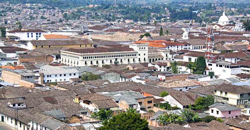 Panorámica de Popayán, en donde se ven techos de las casas y la cúpula de la iglesia blanca.