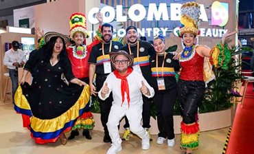 Hombres y mujeres posando para la foto, con trajes típicos de Colombia, en el estand del país en China. - Gastronomía, joyas, cosméticos, frutas y café colombianos entre los que se lucieron en Exposición Internacional de Importaciones de China