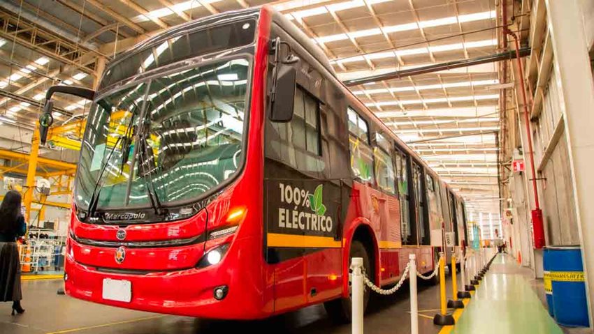 Fotografía de bus eléctrico rojo estacionado.