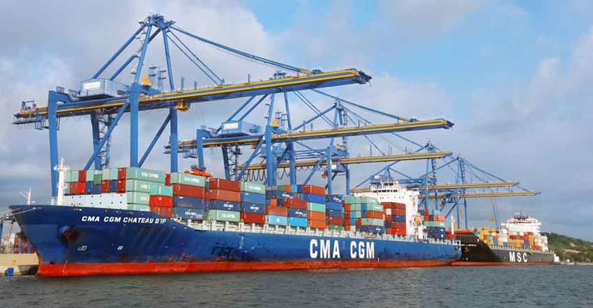 Barco azul cargado de contenedores de colores.