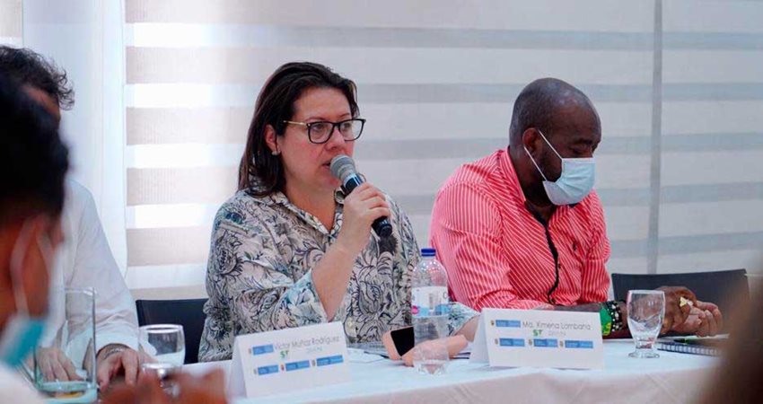 Ministra de Comercio, Ximena Lombana, en su intervención en las mesas interinstitucionales en Buenaventura.