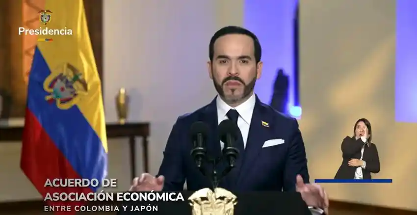Presidente Abelardo De la Espriella hablando por micrófonos, en atril, en medio de su alocución. - Presidente De La Espriella anuncia avance histórico con Japón: se destraba negociación de casi 15 años y se abren nuevas oportunidades de inversión