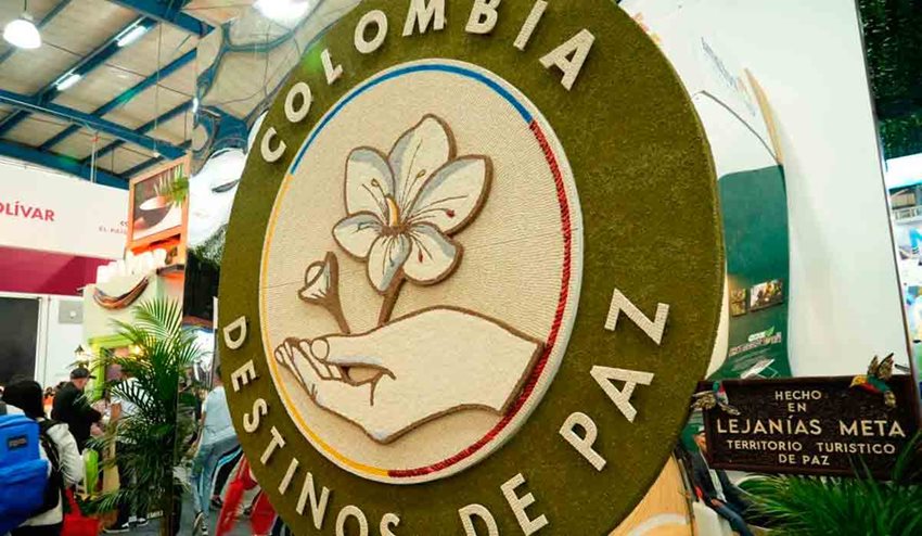 Descripción de la imagen: Fotografía del sello, con una imagen de una mano y una flor, y el texto 