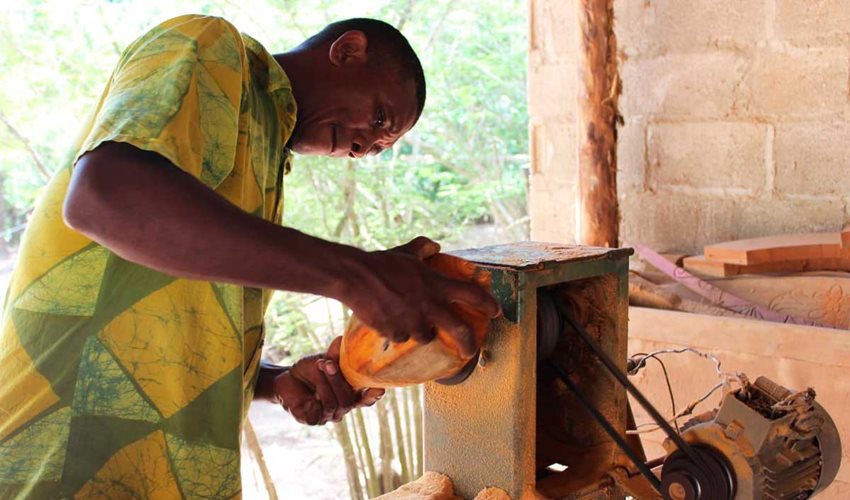 Hombre trabajando con una pulidora.