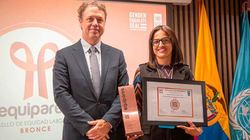 Descripción: Personas con premios en las manos, posando para la foto.