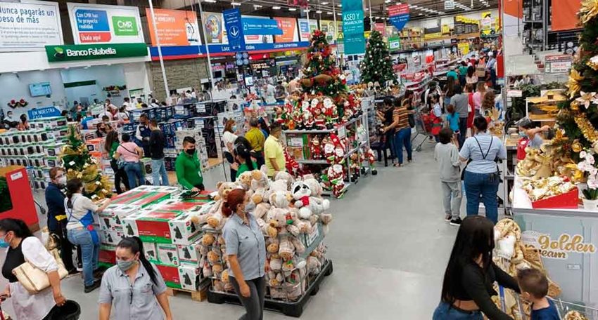 Personas comprando en almacenes de cadena en el segundo día sin IVA de 2021.