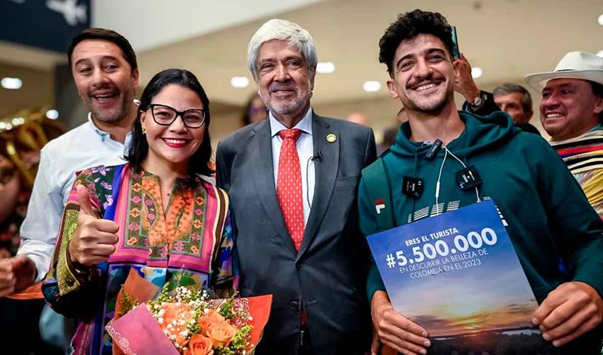 Tres hombres y una mujer posando para la foto.