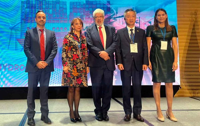 Cinco funcionarios de Colombia y Corea de pie en el escenario.