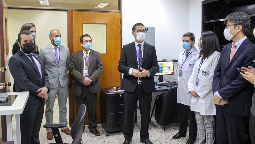 Funcionarios del Mincomercio y del INM en el nuevo laboratorio de pruebas para la industria automotriz.