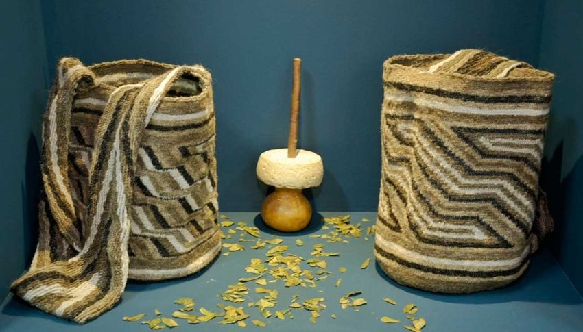 Mochilas tejidas con colores tierra: café oscuro, café claro, blanco y negro.