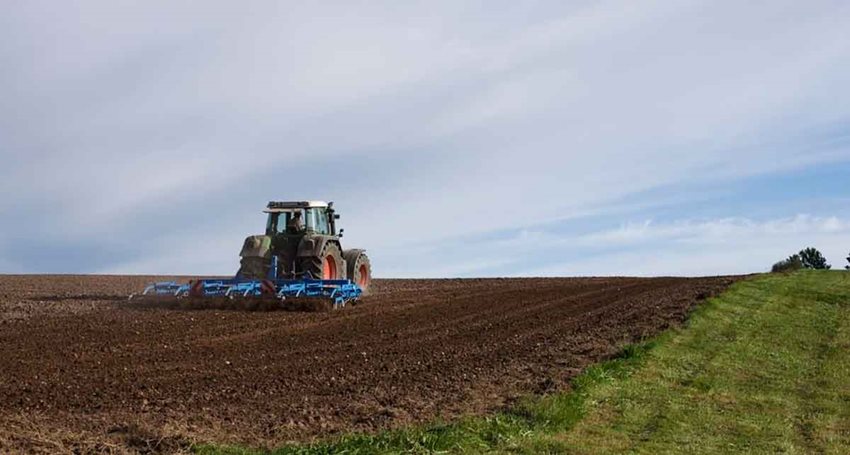 Tractor arando la tierra y dejándola lista para sembrar.