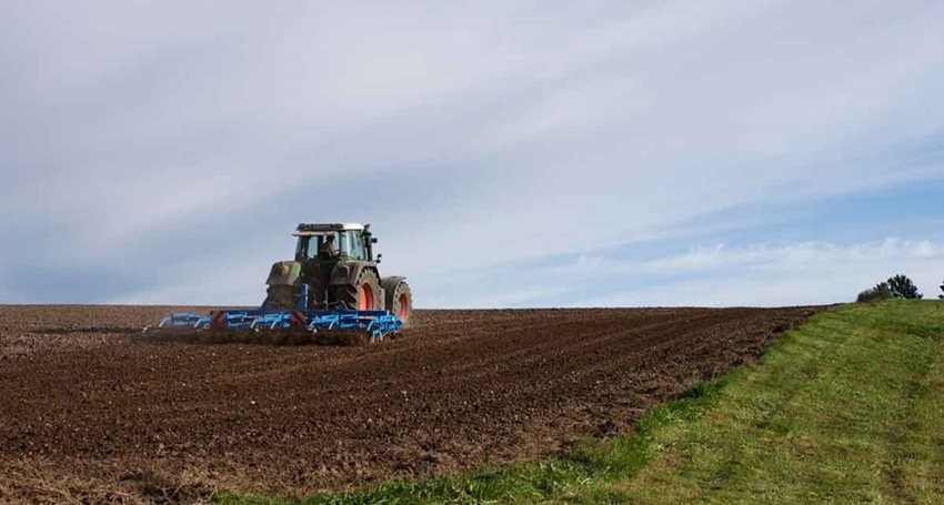 Tractor arando la tierra y dejándola lista para sembrar.