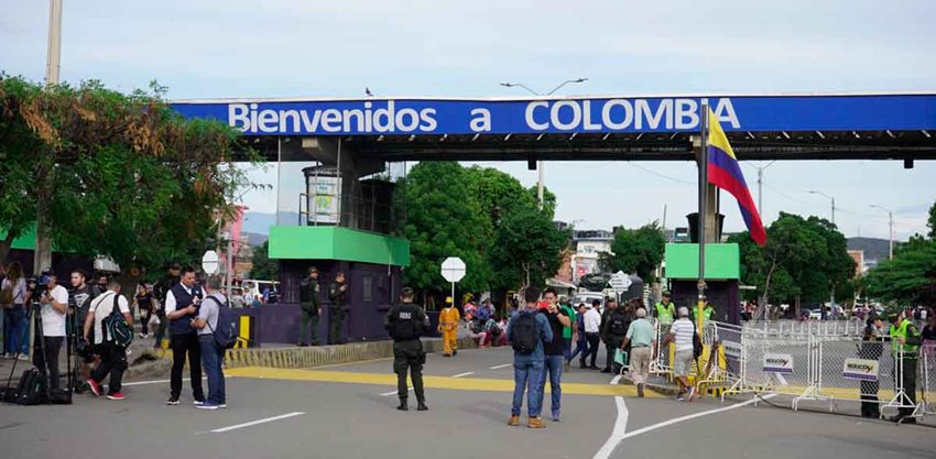 Personas paradas en el paso de la frontera entre Colombia y Venezuela.