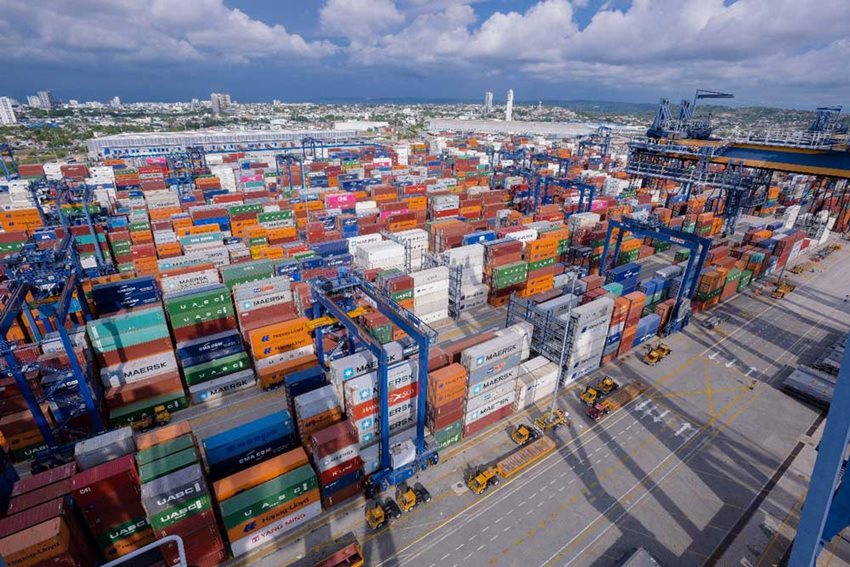 Panorámica de zona franca, con miles de contenedores descargados, y al fondo paisaje de la ciudad.